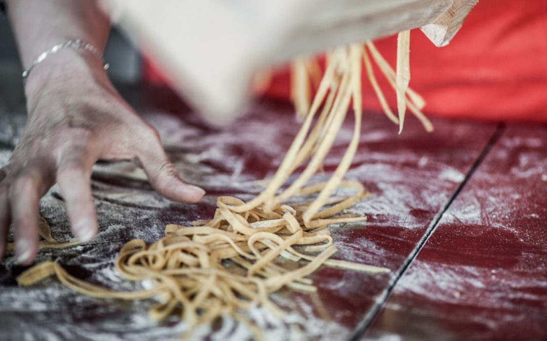 Market tour, fresh pasta, pesto and Tiramisu (Cooking class in english))